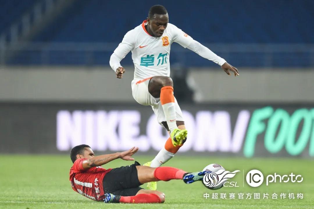 انتصار الثورة السوريةلاعبو المنتخب يحتفلون بسقوط نظام الأسد وبداية عهد جديد